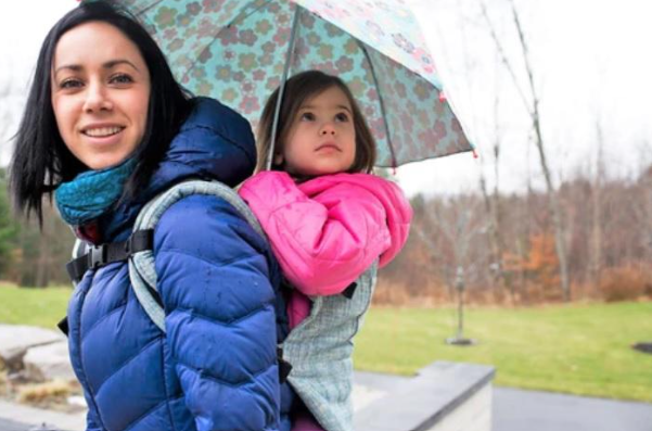 Comment un porte-bébé aide les habiletés sociales de l'enfant?